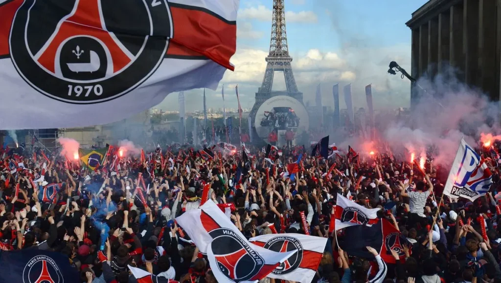 célébration à Paris pour les joueurs du PSG après leur victoire en Ligue des Champions Agence iptv France