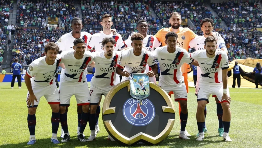 Équipe du PSG avec le logo de la Coupe du Monde des Clubs 2025, finale face à Chelsea, diffusée sur IPTV